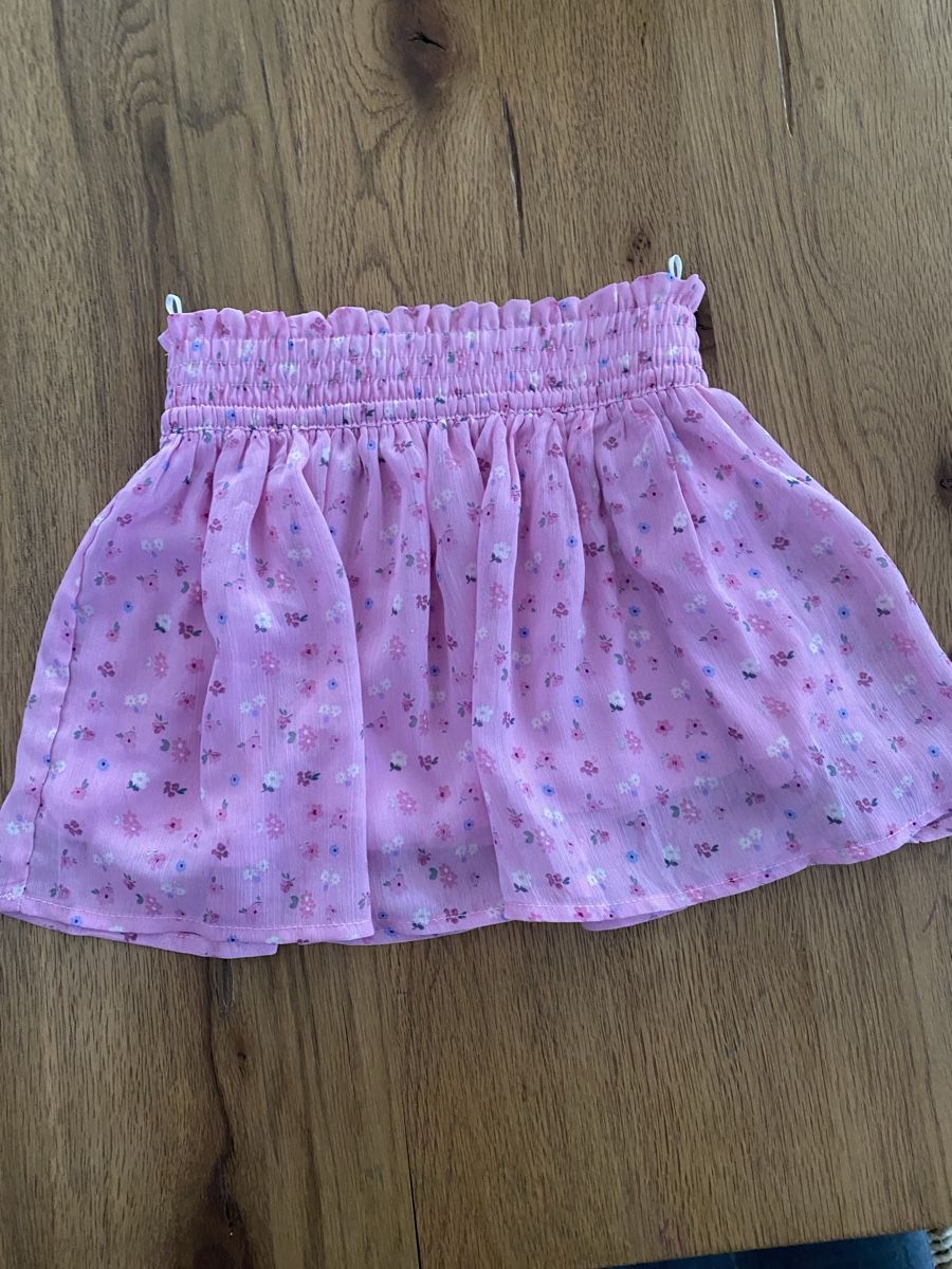 Vestiti & Gonne: Rosa Minirock mit Blumenmuster, Grösse 92-98 – Usato da Hohentannen venduto da Hawaii29