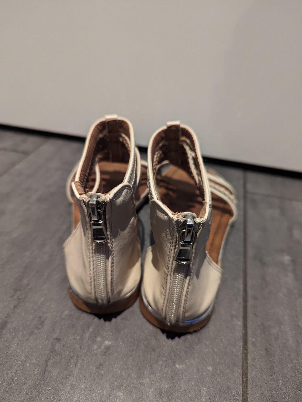 Scarpe per ragazze: Sommer Sandalen mit Federn, Grösse 36 – Usato da Himmelried venduto da Paura 2