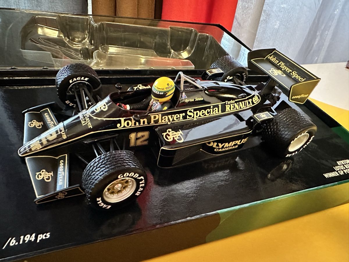 Minichamps Modellini d'auto: AIRTON SENNA – Nuovo e nell'imballaggio originale da Ecublens VD venduto da acbox2000 1