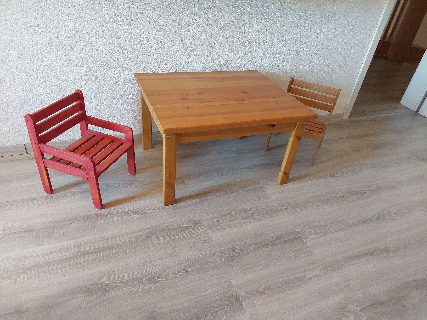 Set di tavolo e panche: Kindertischli und Stühle – Usato da Frauenfeld venduto da bab_7qkj