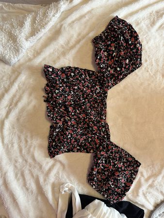 Joli haut à fleurs, idéal pour le printemps! Taille S