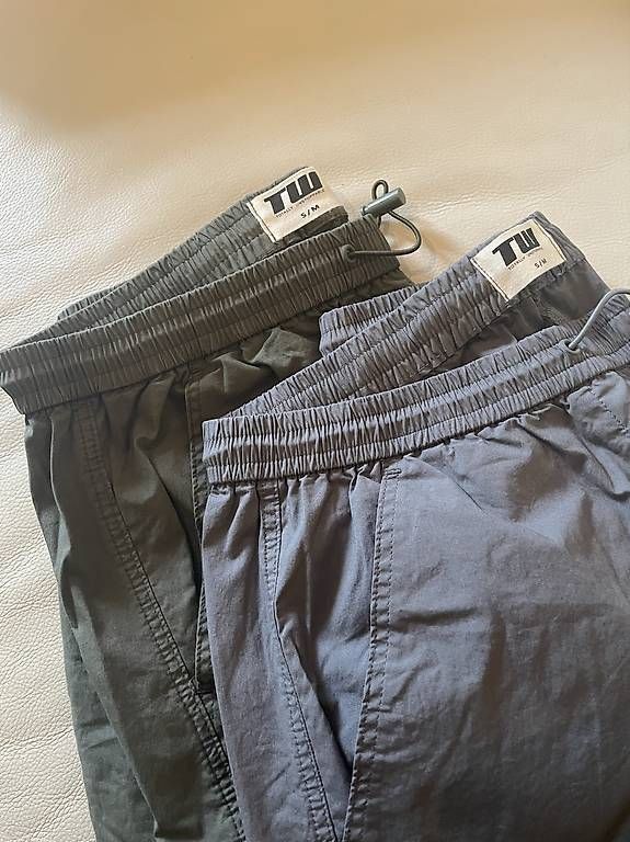 Pantaloni: Two parachute-style cargo pants – Usato da Basel venduto da amu_8n2j 2