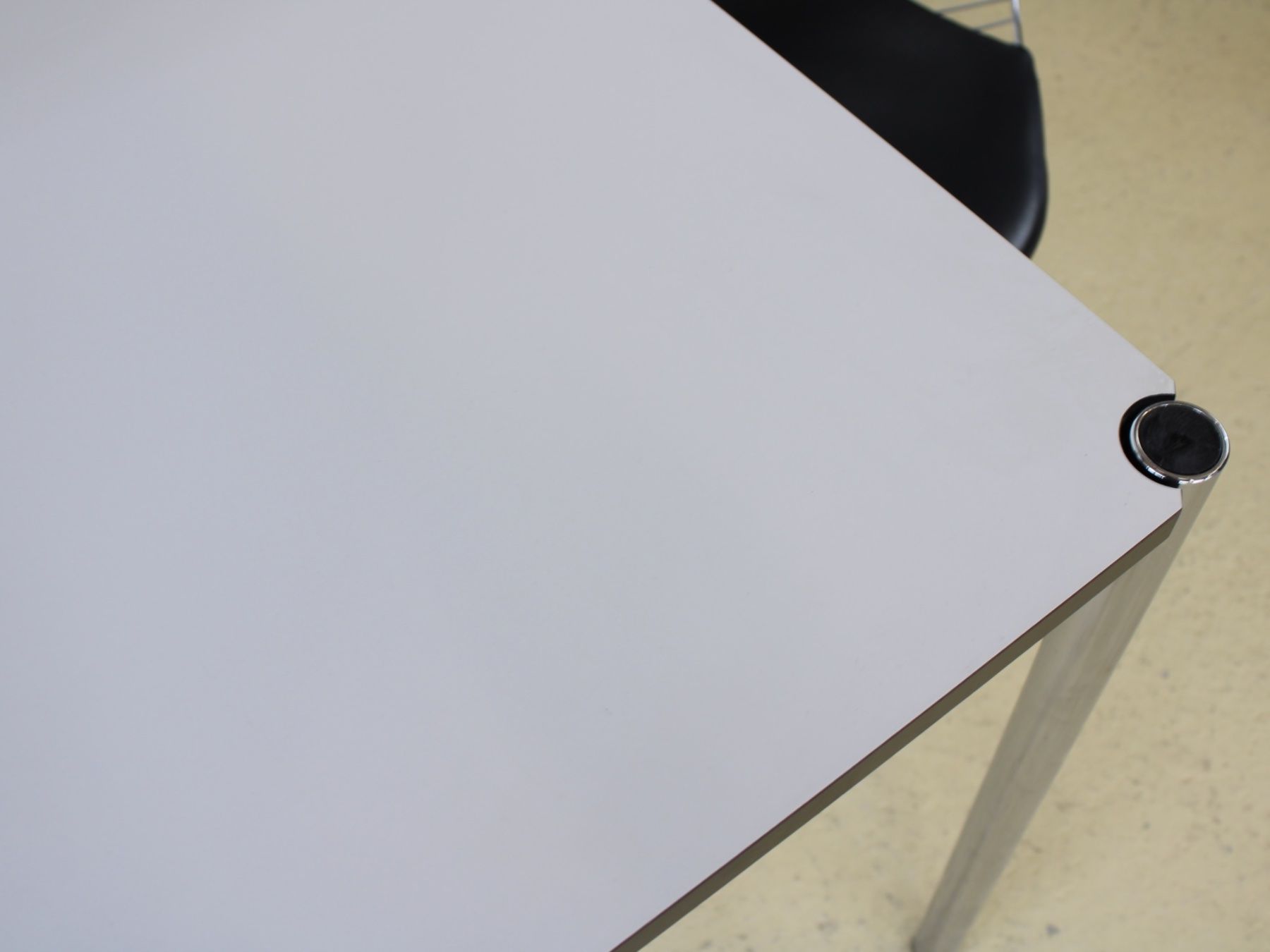 USM Scrivanie: USM Tisch (90cmx90cm) – Usato da Meinisberg venduto da atelier_TILIJA 7