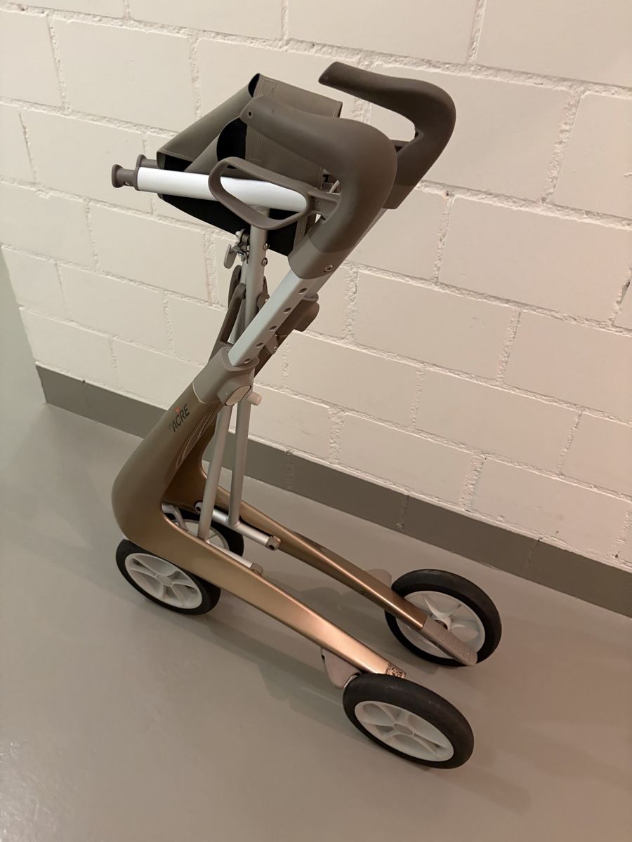 Ausili per la deambulazione: Rollator BY ACRE Carbon Ultralight gebraucht – Nuovo (secondo la descrizione) da Uetikon am See venduto da reto.blasi 1