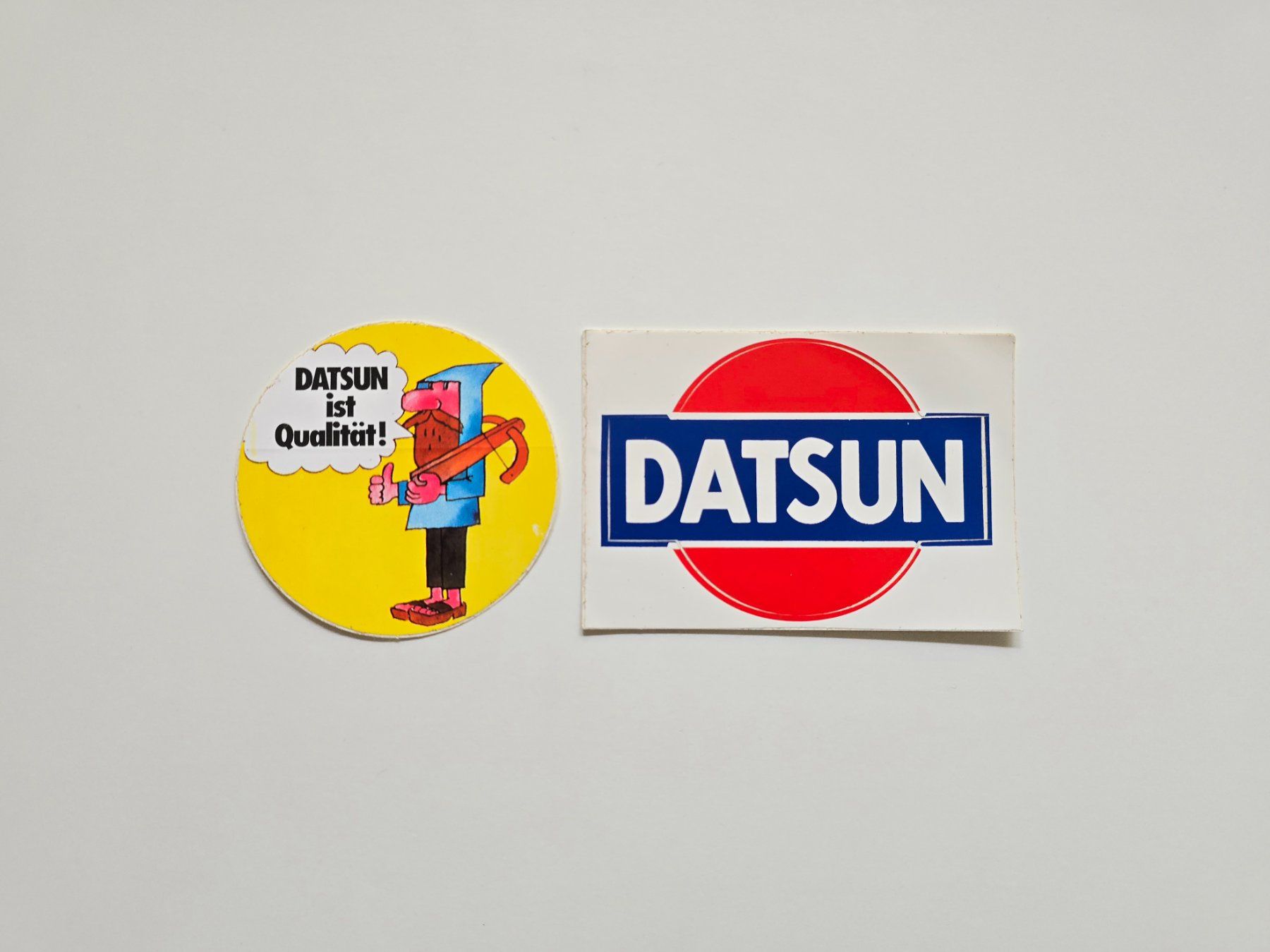 Autocollants: 2 alte Datsun Sticker / Aufkleber – D'occasion à Dättlikon par Wundertuete_