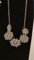 Elegante Halskette mit Perlen und Strass - Neuwertig