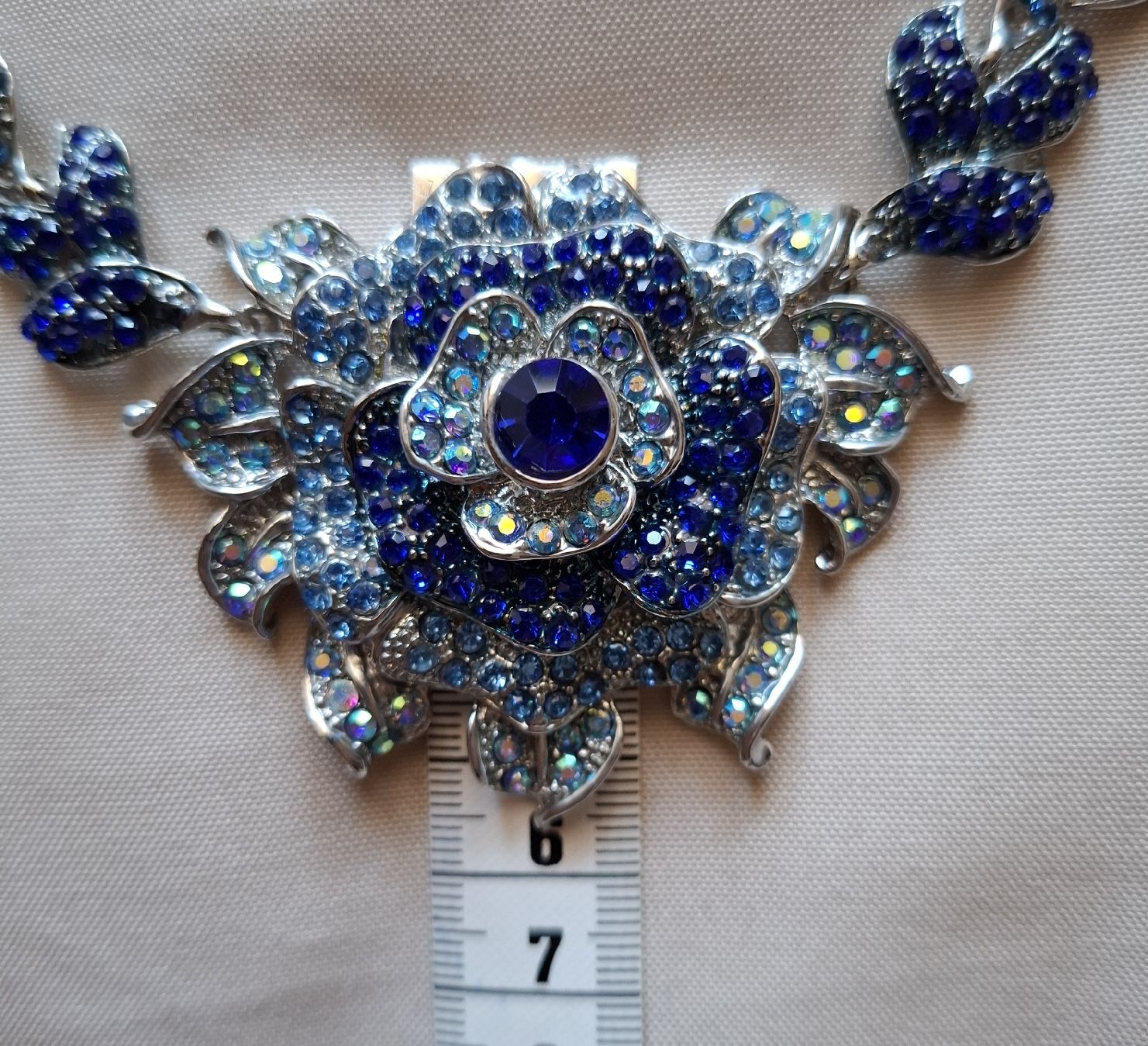 Catenine: Blaues Blumen-Collier mit vielen Strasssteinchen. – Usato da Dietikon venduto da Hirschkopf 5