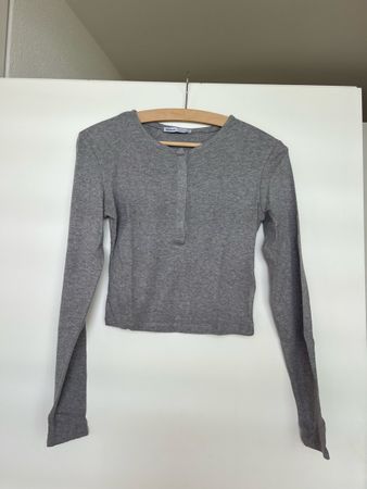Pull gris près du corps