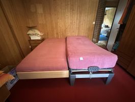 Bett (2 Stk eines ist elektrisch verstellbar)