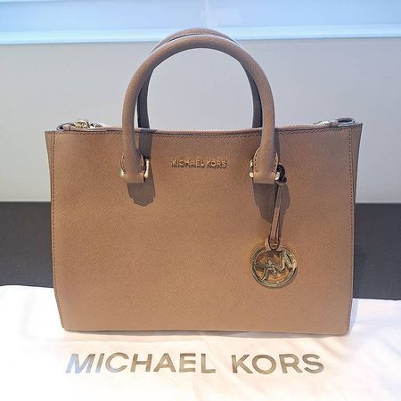 Sac Michael Kors original d'occasion - parfait pour l'été!