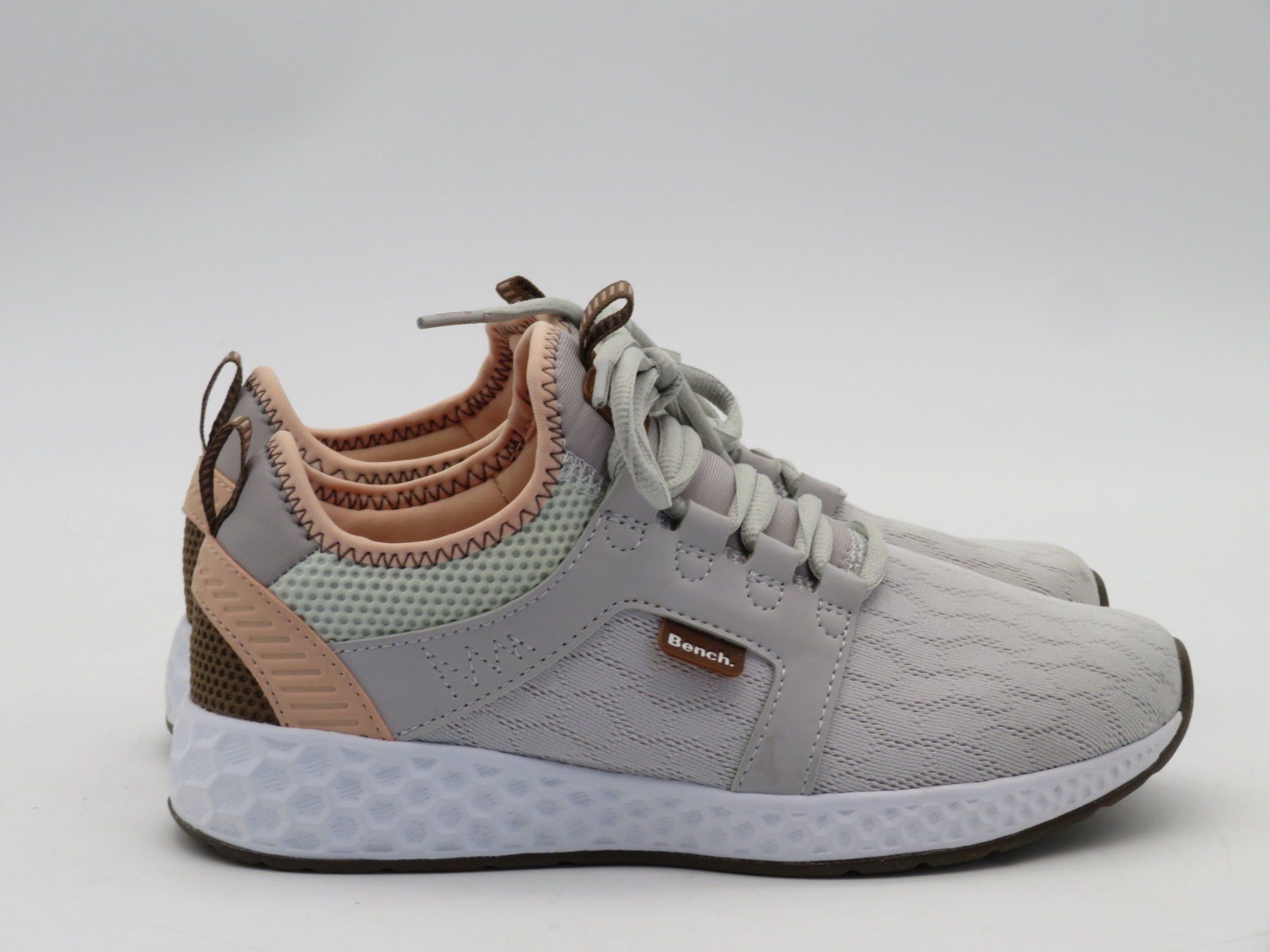 Bench Herrenschuhe: Bench Sneakers in Grau und Rosa – Gebraucht aus Reinach BL von WBZ-Flohmarkt
