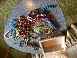 Schmuck Halsketten verschieden Materialien und Farben