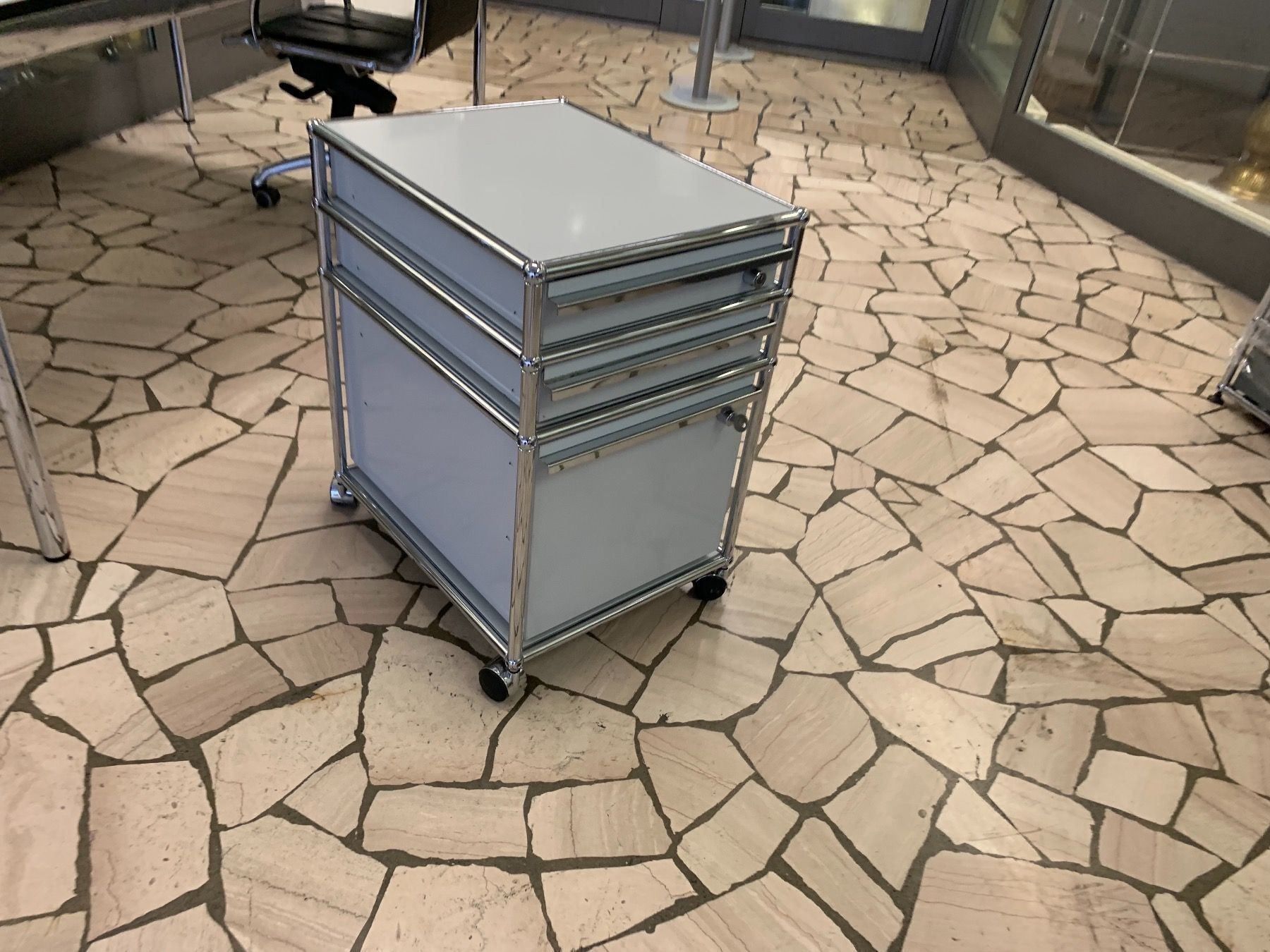 USM Kommoden: USM KORPUS AUF ROLLEN LIEFERUNG GRATIS – Gebraucht aus Thun von Thuno6 4