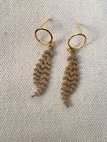Boucles d'oreilles pendantes dorées fougères