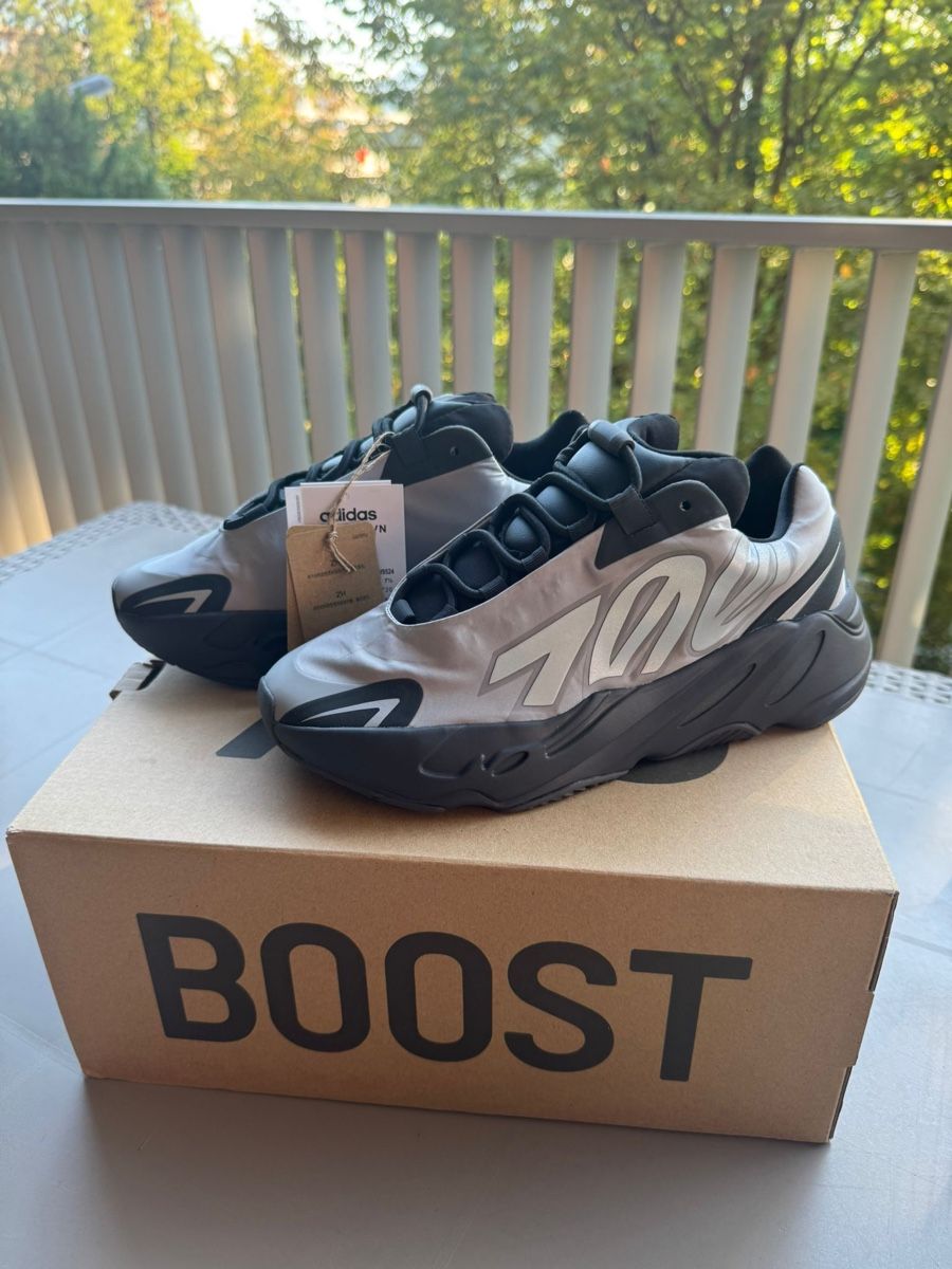 Adidas Scarpe da uomo: Yeezy 700 MNVN Metallic - New – Nuovo e nell'imballaggio originale da Luzern venduto da gil_9mdl