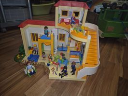 Playmobil kita mit Figuren und Zubehoer bespielt