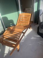 2 hochwertige Gartenliegen aus Holz inkl. Matratzen & Holzti