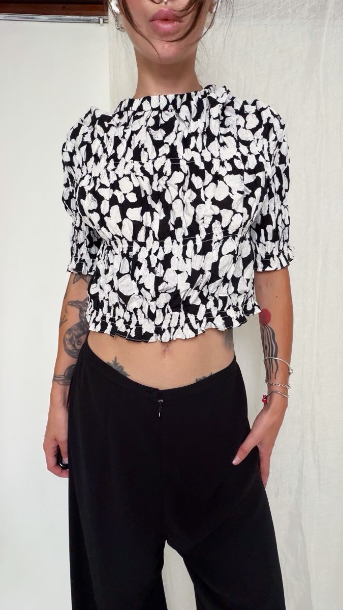 Mango Tops: MNG Crop Top print black white size M – D'occasion à Knonau par Grapesvintage