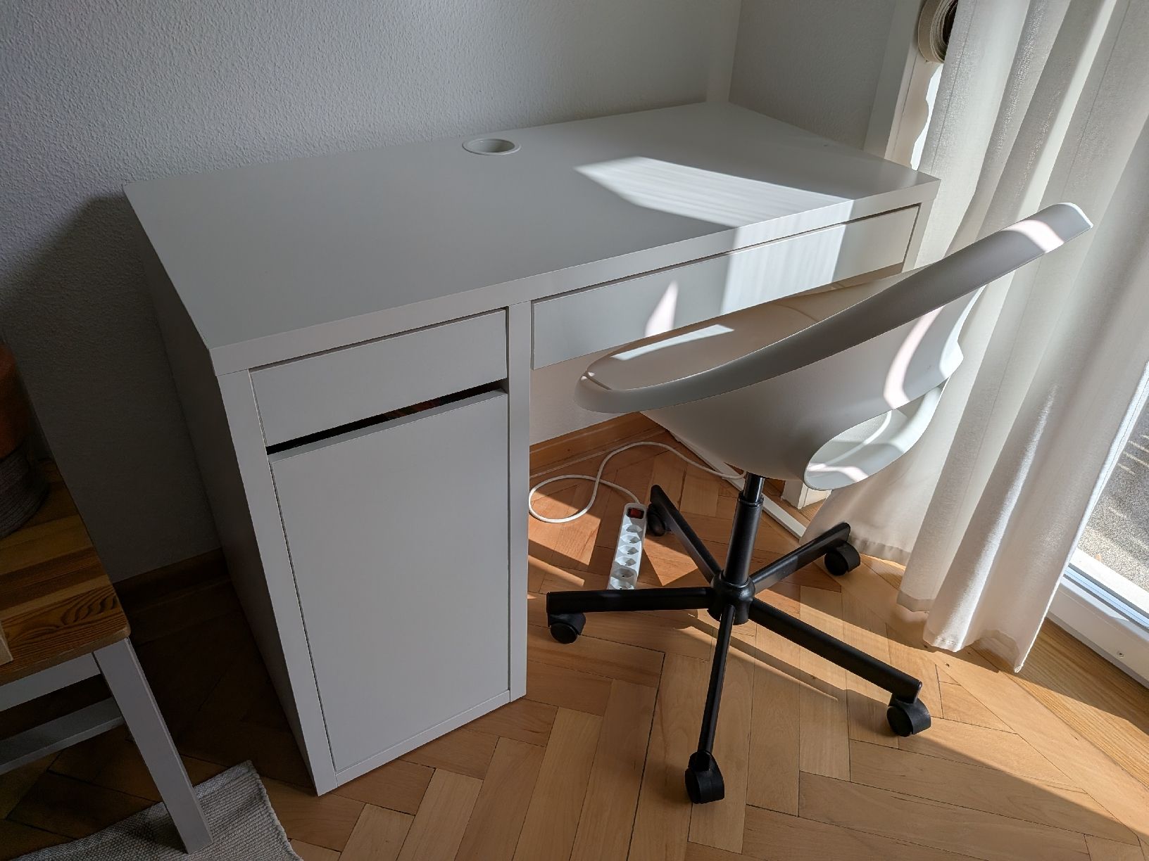 Scrivanie: MICKE desk and ELDBERGET / MALSKÄR chair combo – Usato da Zürich venduto da roman_aliaskarov