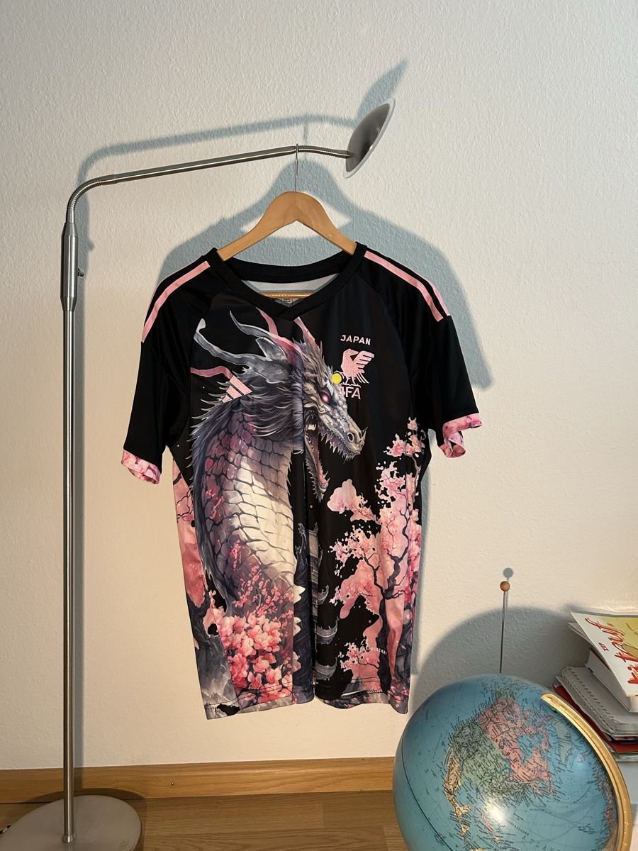 Leibchen & Hosen: Fussballtrikot Japan Drache – Gebraucht aus Reinach BL von the_9lwh