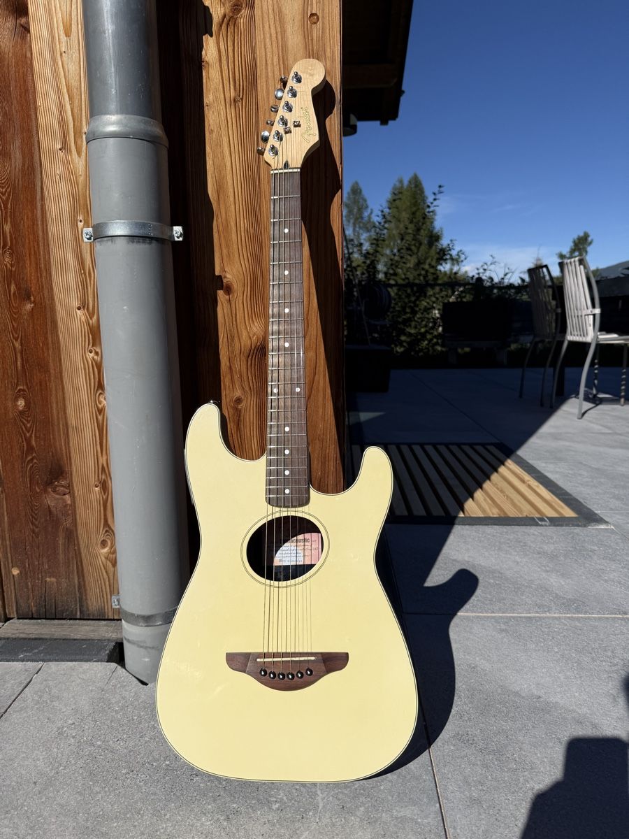Fender Strumenti musicali: Fender Stratacoustic comme neuve avec housse – Usato da Hérémence venduto da Xylosophie
