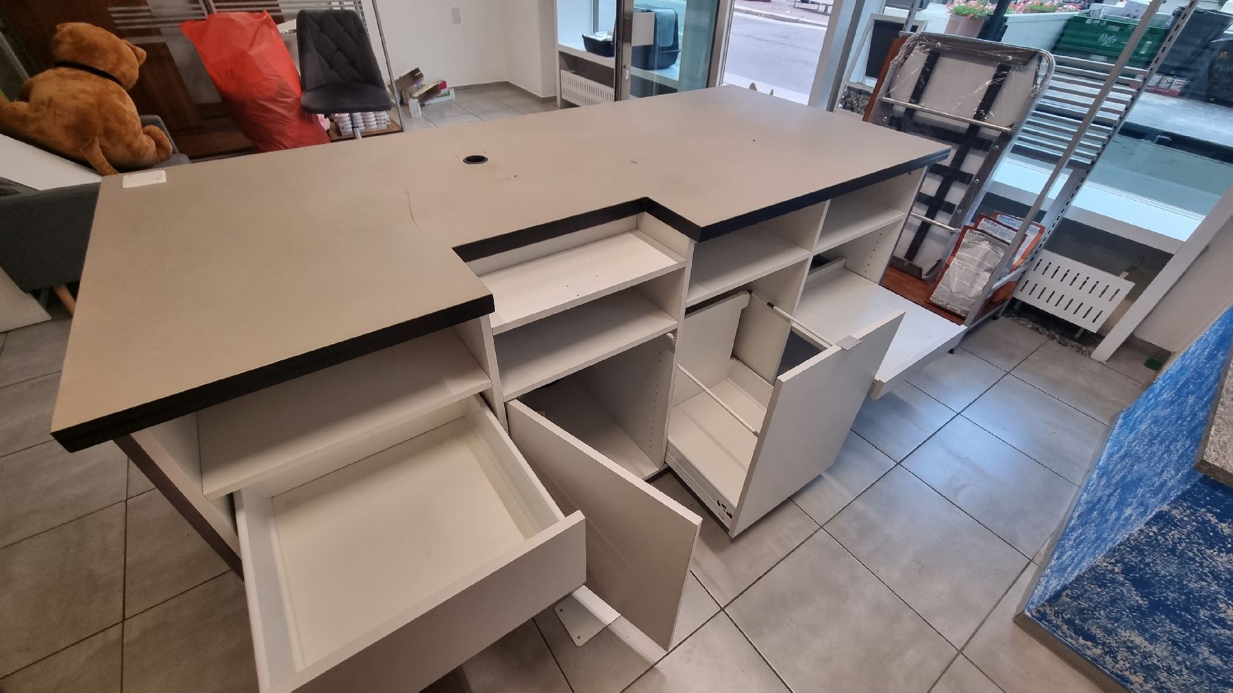 Allestimento di negozi e stand fieristici: bancone da negozio – Usato da Airolo venduto da ryangobbi