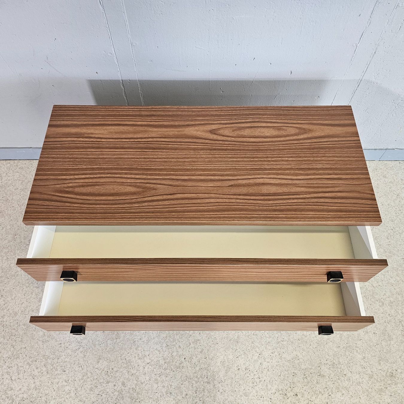 Cassettiere: Vintage 1970 Sideboard Holzoptik Kommode 2 Schubladen – Usato da Nottwil venduto da Wondewa-Shop 2