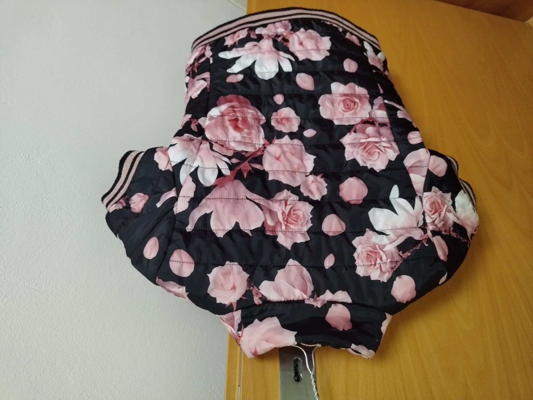 Altro abbigliamento per bambina: Schwarze mit Blümen Steppweste mit Kurzarmeln Mädchen Gr.140 – Usato da Densbüren venduto da TutaLarsen 4