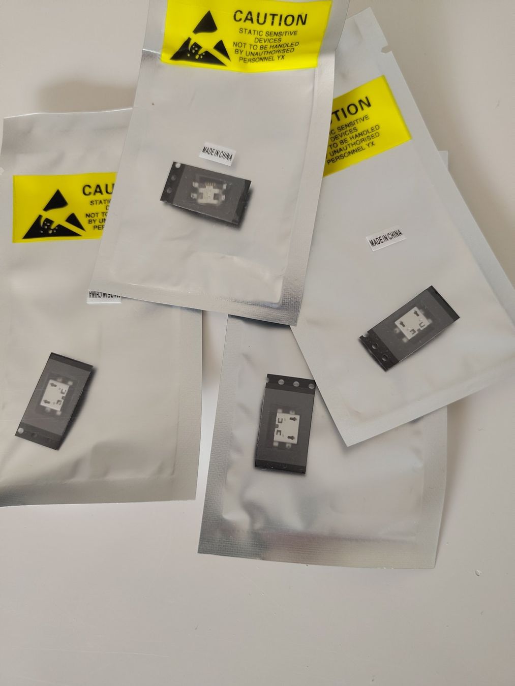 Composants électroniques: 4x connecteurs USB micro-B à souder – D'occasion à Echandens par mkaag