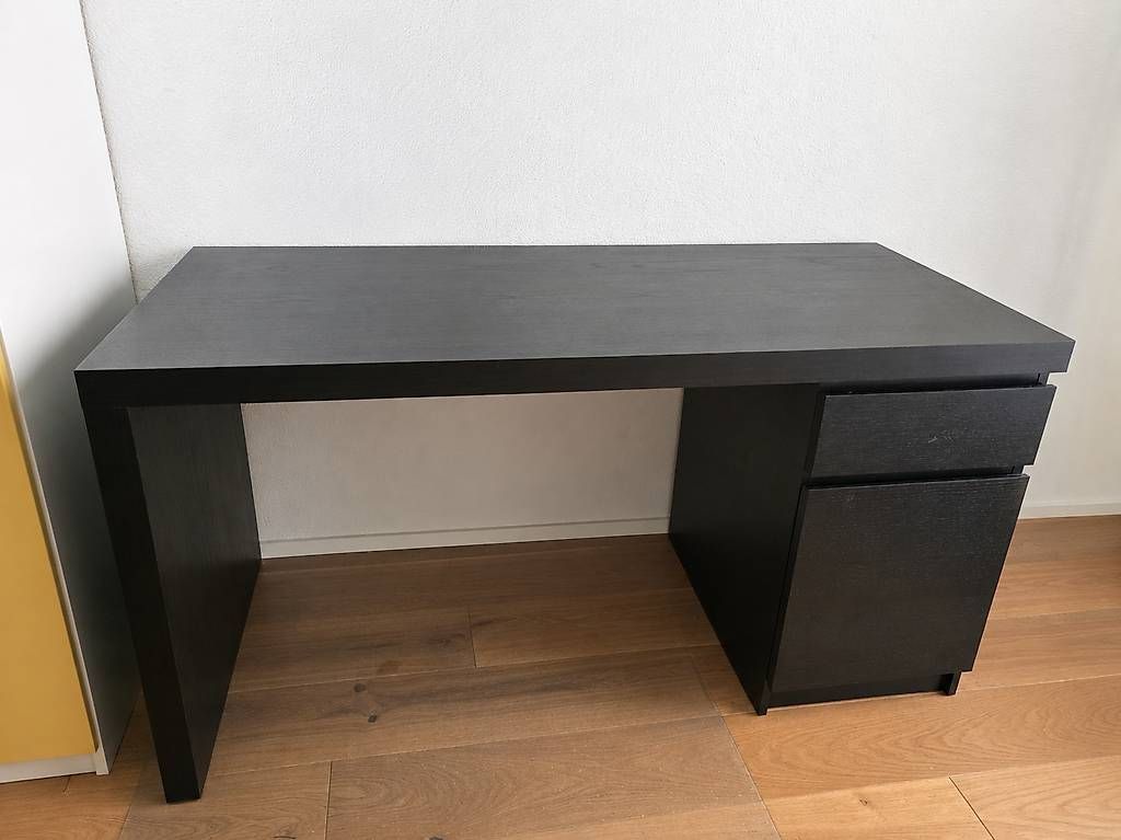 Scrivanie: Schreibtisch IKEA Malm, schwarz, mit 2 Schubladen – Usato da Horw venduto da wvillasmil 1