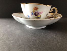Antike Moccatasse (Meissen) mit Unterteller (Volkstedt)