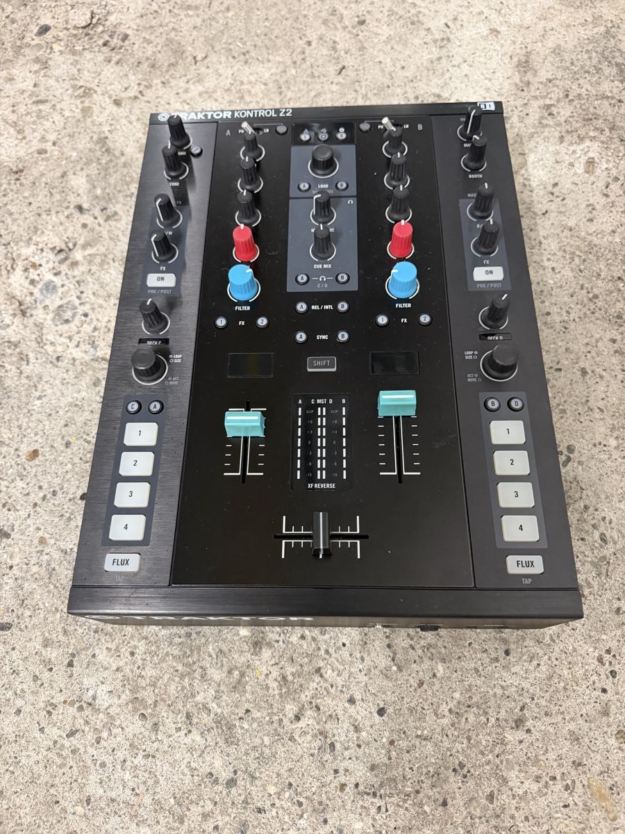 Native Instruments Console di mixaggio: Native Instruments Traktor Kontrol Z2 DJ Mixer – Usato da Zürich venduto da philipp_buehler