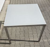 Tisch mit Glasplatte