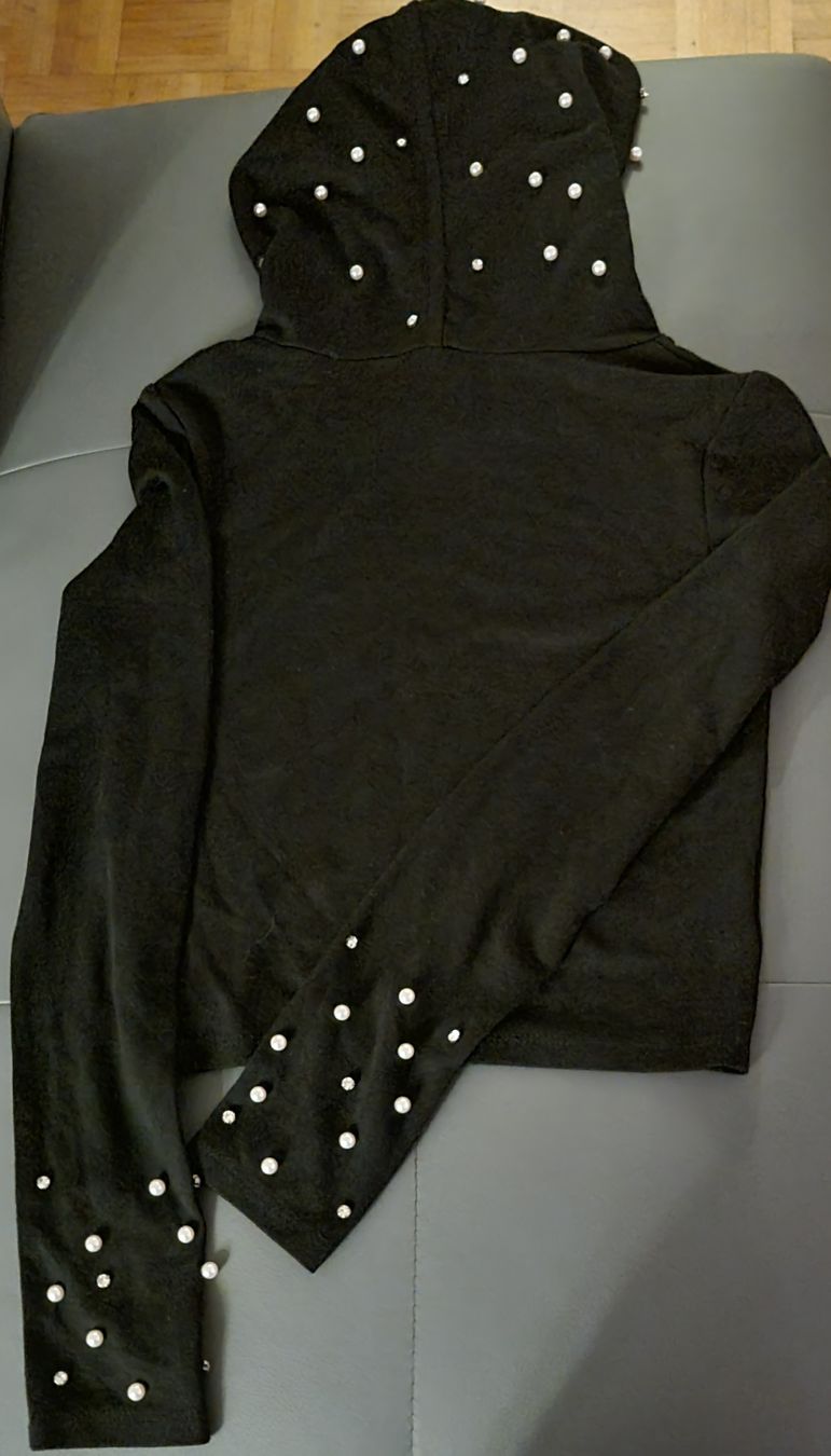 Pullover & Sweatshirts: Schwarzer Kapuzenpullover mit Perlen - Gr. S – Neu und originalverpackt aus Langnau am Albis von bro_lh5f 1
