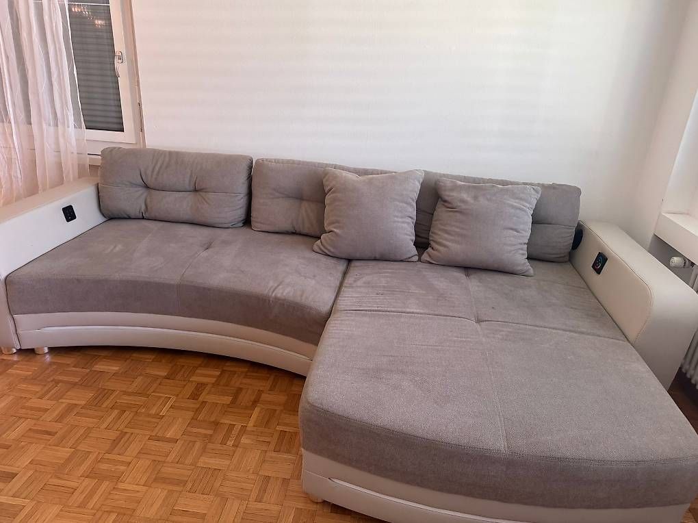 Sofas: Moderne Ecksofa-Wohnlandschaft mit LED & Soundsystem – D'occasion à Nürensdorf par jes_y9pb