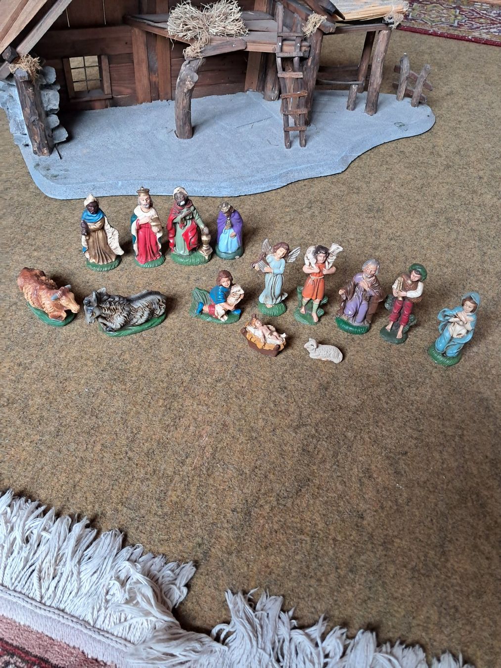 Alle Dekorationen: Rustikale Weihnachtskrippe mit alten Figuren Handbemalt – Gebraucht aus Lengnau BE von E500T 3