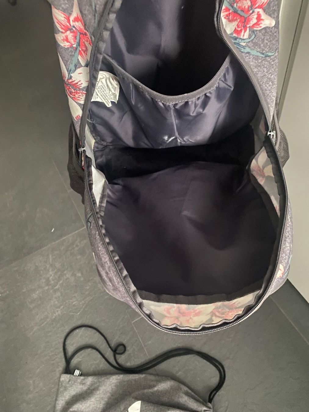Rucksäcke: ROXY Schul-Rucksack grau mit Blumen – Gebraucht aus Bonstetten von VCLS 5