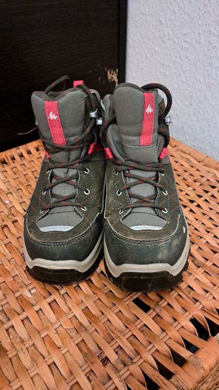 Decathlon Scarpe per ragazze: Chaussures de randonnée 34, chaussures de march – Usato da Meyrin venduto da Zahra011 1