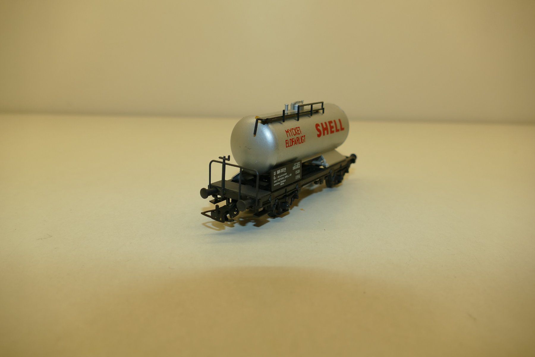 Liliput Modelleisenbahnen: Liliput H0: SJ Kesselwagen Shell silbrig – Gebraucht aus Niederhasli von rail-duerst 2