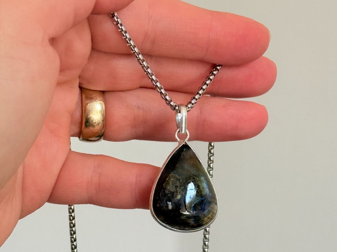 Colliers: Collier pendentif labradorite – Neuf avec emballage d'origine à Genève par AGBERG