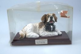 Hund auf Holzsockel