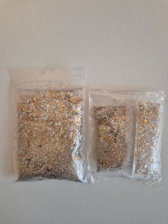 Alle Dekorationen: Glitzer und Pailetten gold – Neu und originalverpackt aus Ennetbürgen von fflury