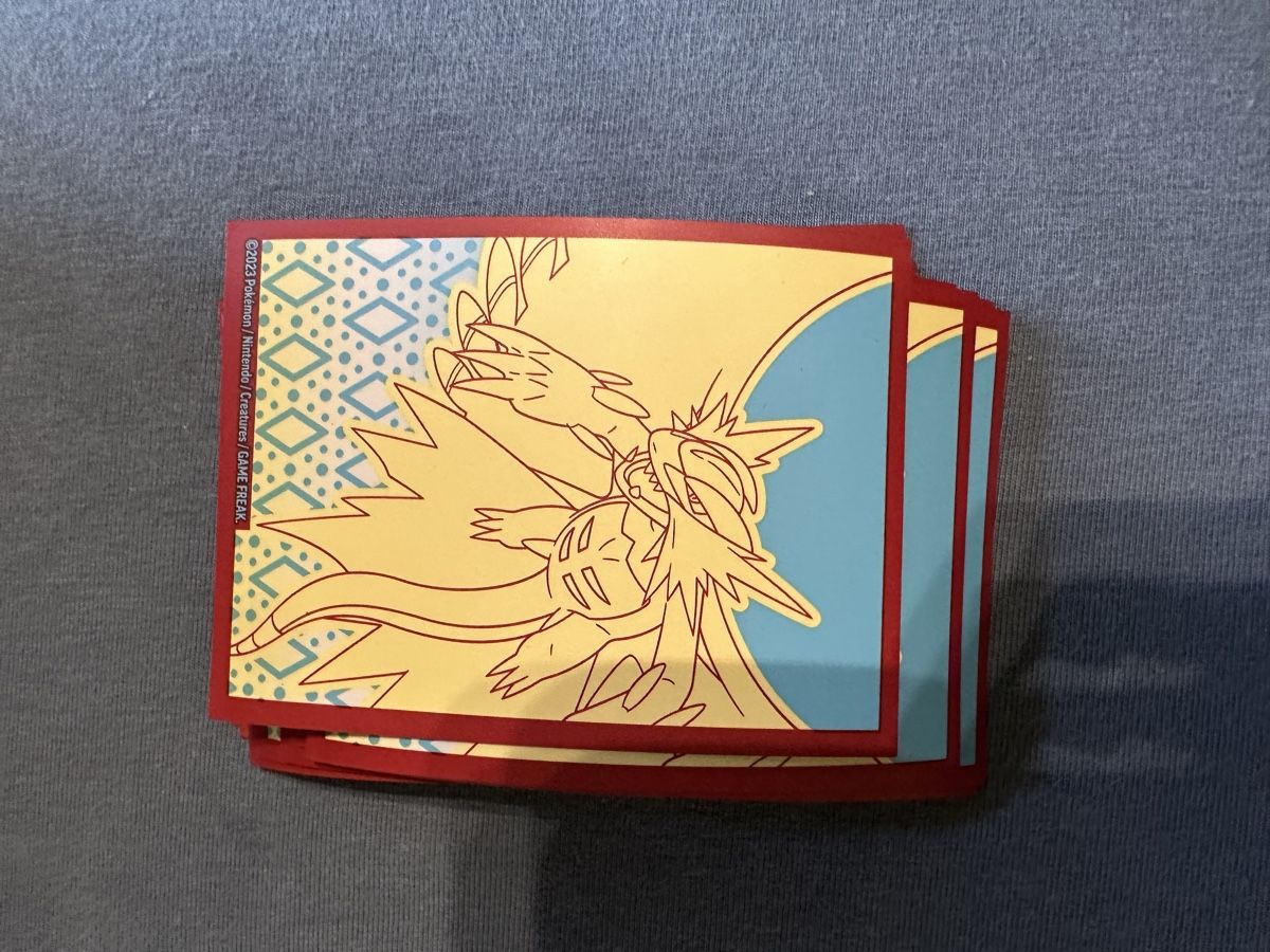 Pokémon Cartes à collectionner: Pokemon Kartenhüllen Set 2023 gelb rot gebrauchter Zustand – Neuf (Voir description) à Burgdorf par Syra6