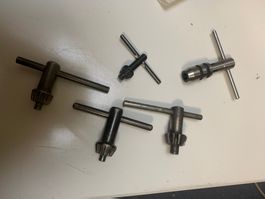 4 Bohrfutterschlüssel, 3 Grössen + unbekanntes Teil