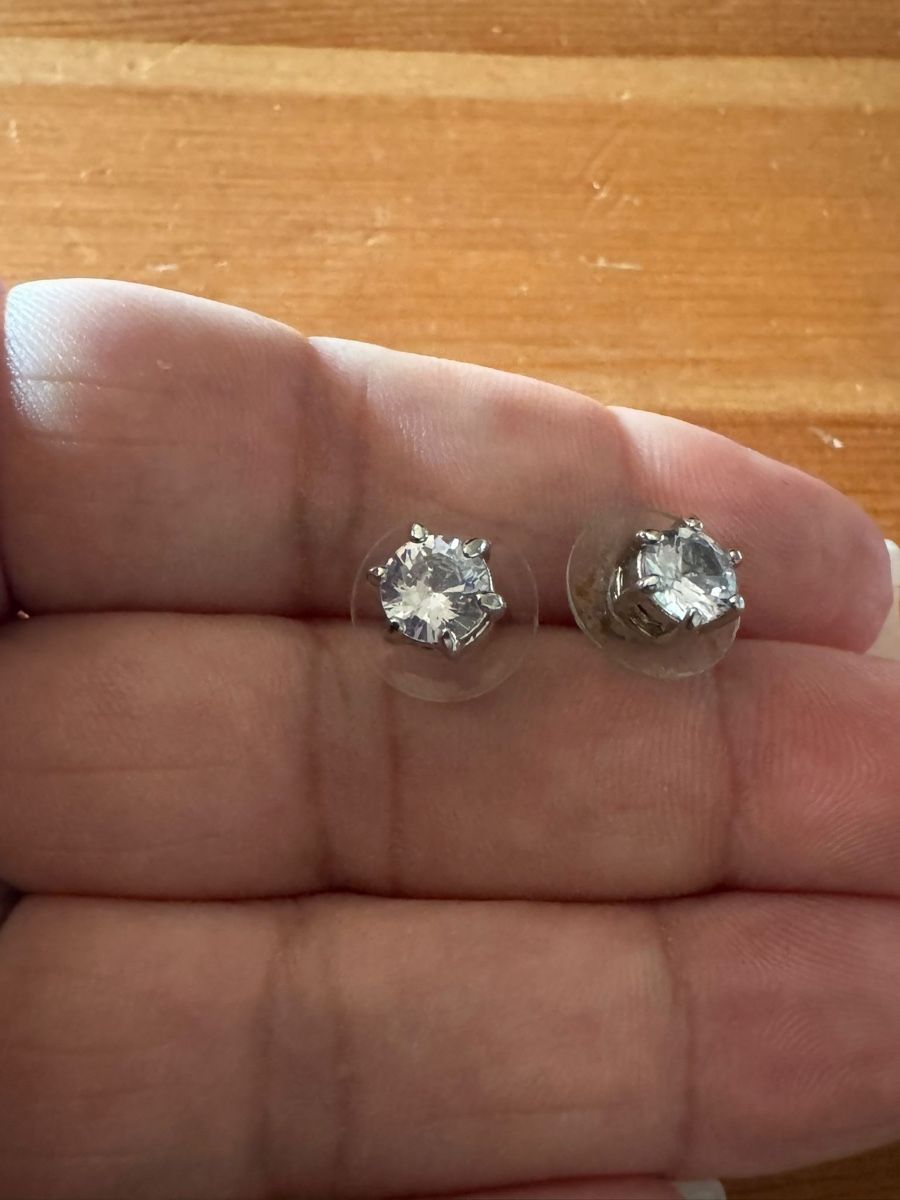 Boucles d'oreille: Verkaufe ohrenstecker mit Steinen  – D'occasion à Basel par Ajscha7o1