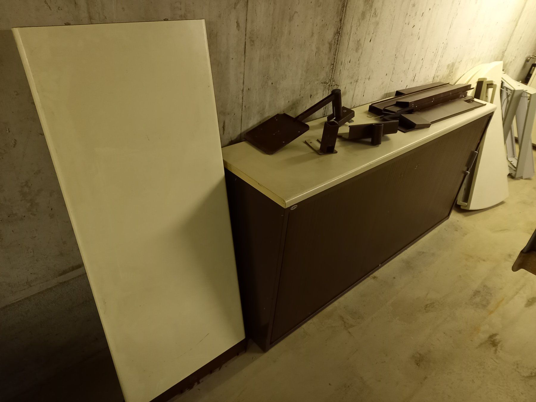 Lista Armadi: LISTA Rollladenschrank inkl, div Tischteile – Usato da Montlingen venduto da sitmodul