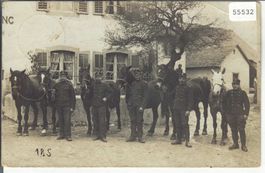Armee Suisse - Kavallerie vor dem Restaurant