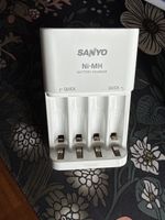 Sanyo Ni-MH Batterieladegerät Modell NC-MQR06W weiss Eneloop