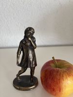 Bronze, Mädchen mit Puppe in den Armen, am Daumen lutschend