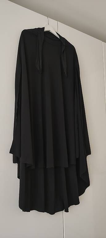 Maglioni & Felpe: Langer Khimar schwarz von horiya.store – Usato da Basel venduto da ukhtyy 3